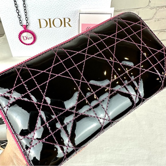 CHRISTIAN DIOR black patent zip around wallet on chain crossbody with pe… - Picture 4 of 16